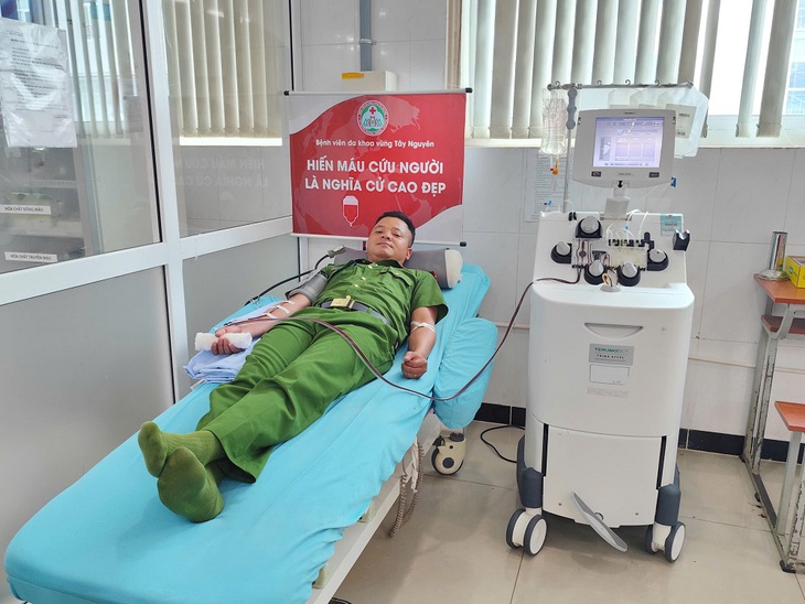 Đại úy công an vượt hơn 70km hiến tiểu cầu cứu người - Ảnh 1. Đại úy công an vượt hơn 70km hiến tiểu cầu cứu người - Ảnh 1.
