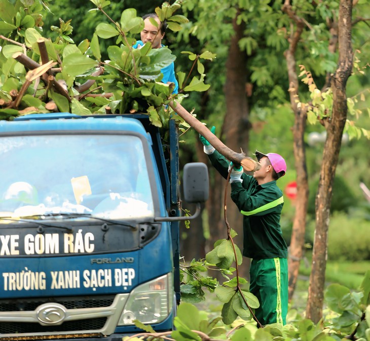 Nỗ lực giải tỏa nhiều tuyến phố Nghệ An sau bão- Ảnh 11.