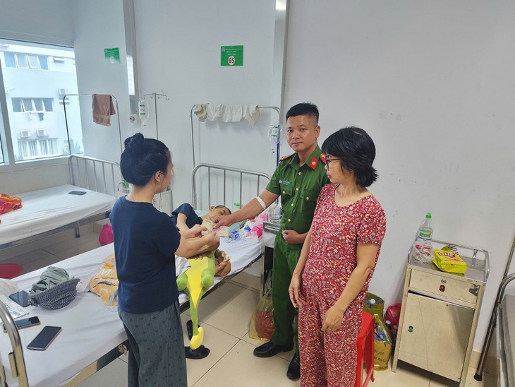 Đại úy công an vượt hơn 70km hiến tiểu cầu cứu người - Ảnh 2. Đại úy công an vượt hơn 70km hiến tiểu cầu cứu người - Ảnh 2.