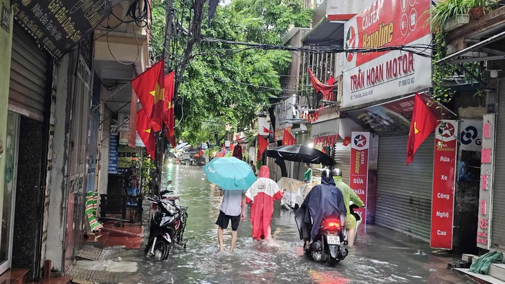 Nhiều tuyến phố Hà Nội ngập sâu trong mưa, xe không thể di chuyển- Ảnh 8.