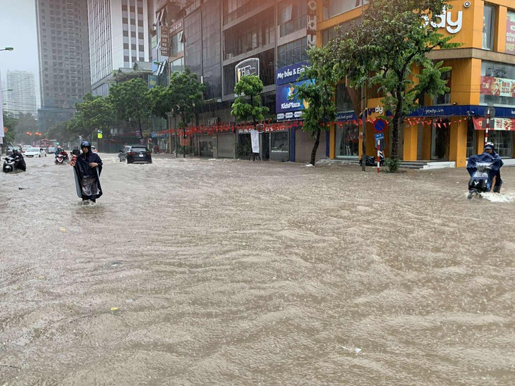 Nhiều tuyến phố Hà Nội ngập sâu trong mưa, xe không thể di chuyển- Ảnh 3.