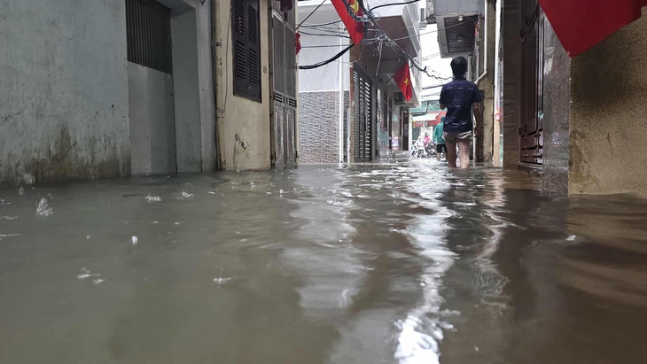 Nhiều tuyến phố Hà Nội ngập sâu trong mưa, xe không thể di chuyển- Ảnh 5.