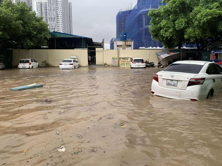 Nhiều tuyến phố Hà Nội ngập sâu trong mưa, xe không thể di chuyển- Ảnh 12.