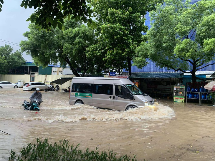 Nhiều tuyến phố Hà Nội ngập sâu trong mưa, xe không thể di chuyển- Ảnh 13.