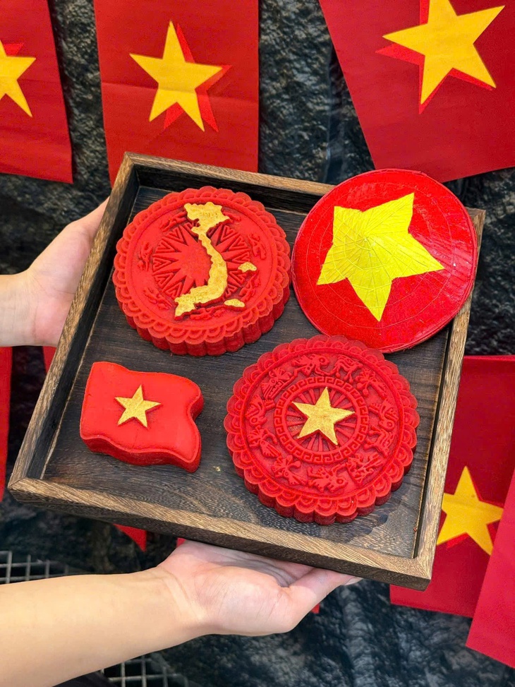 Bánh Trung thu 'cờ đỏ sao vàng' lan tỏa niềm tự hào dân tộc trên mạng xã hội- Ảnh 1.