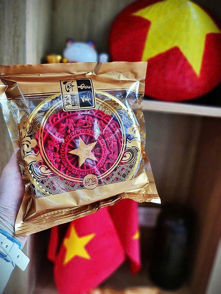 Bánh Trung thu 'cờ đỏ sao vàng' lan tỏa niềm tự hào dân tộc trên mạng xã hội- Ảnh 4.