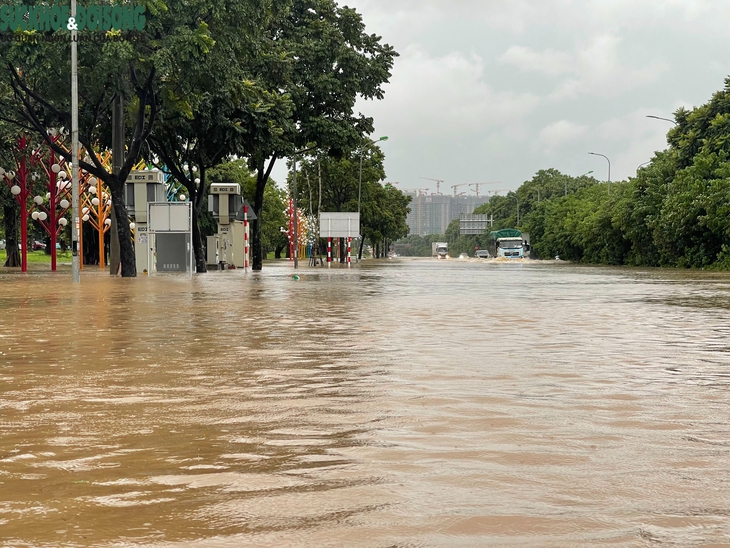 Hà Nội ngập sâu, ô tô nổi lềnh bềnh trong nước, chết máy hàng loạt - Ảnh 1. Hà Nội ngập sâu, ô tô nổi lềnh bềnh trong nước, chết máy hàng loạt - Ảnh 1.