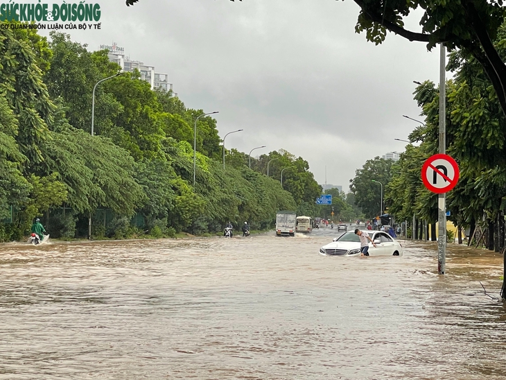 Hà Nội ngập sâu, ô tô nổi lềnh bềnh trong nước, chết máy hàng loạt - Ảnh 2. Hà Nội ngập sâu, ô tô nổi lềnh bềnh trong nước, chết máy hàng loạt - Ảnh 2.