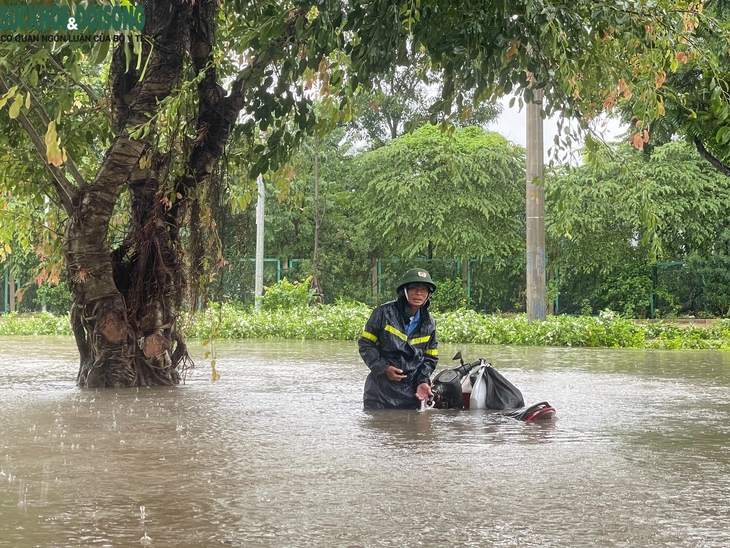 Hà Nội ngập sâu, ô tô nổi lềnh bềnh trong nước, chết máy hàng loạt - Ảnh 4. Hà Nội ngập sâu, ô tô nổi lềnh bềnh trong nước, chết máy hàng loạt - Ảnh 4.