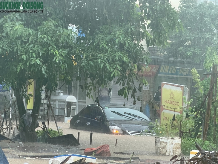 Hà Nội ngập sâu, ô tô nổi lềnh bềnh trong nước, chết máy hàng loạt - Ảnh 7. Hà Nội ngập sâu, ô tô nổi lềnh bềnh trong nước, chết máy hàng loạt - Ảnh 7.