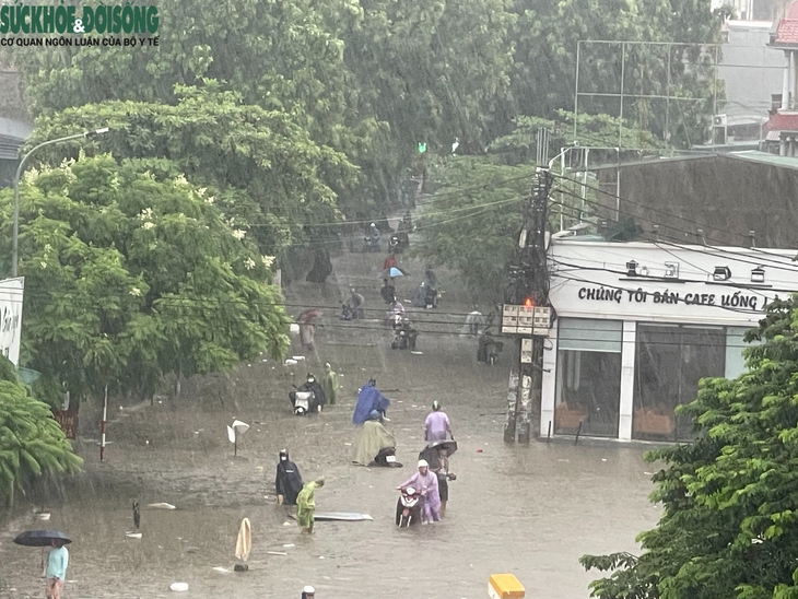 Hà Nội ngập sâu, ô tô nổi lềnh bềnh trong nước, chết máy hàng loạt - Ảnh 9. Hà Nội ngập sâu, ô tô nổi lềnh bềnh trong nước, chết máy hàng loạt - Ảnh 9.