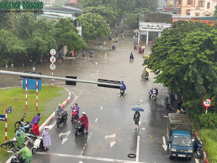 Hà Nội ngập sâu, ô tô nổi lềnh bềnh trong nước, chết máy hàng loạt - Ảnh 10. Hà Nội ngập sâu, ô tô nổi lềnh bềnh trong nước, chết máy hàng loạt - Ảnh 10.