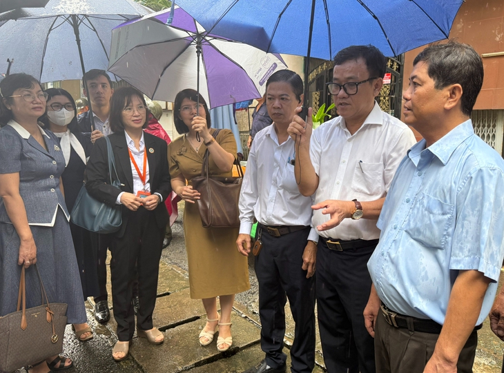 Sốt xuất huyết tăng 221% với hơn 26,000 ca, TPHCM quyết liệt ra quân diệt muỗi- Ảnh 1. Sốt xuất huyết tăng 221% với hơn 26,000 ca, TPHCM quyết liệt ra quân diệt muỗi- Ảnh 1.