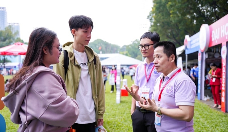 Loạt trường đại học công bố chính sách hỗ trợ 'khủng' cho tân sinh viên- Ảnh 1.