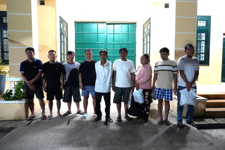 Công an ập vào bắt giữ 10 'con bạc' đang sát phạt nhau trong rẫy- Ảnh 1.