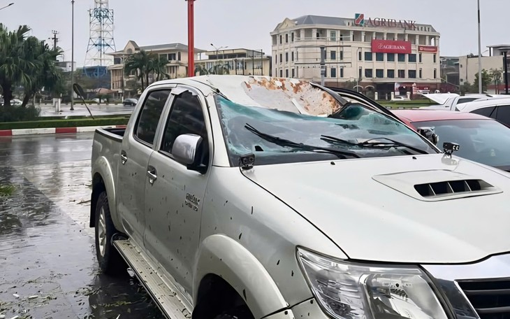 Đường phố Hà Tĩnh ngổn ngang sau bão số 5