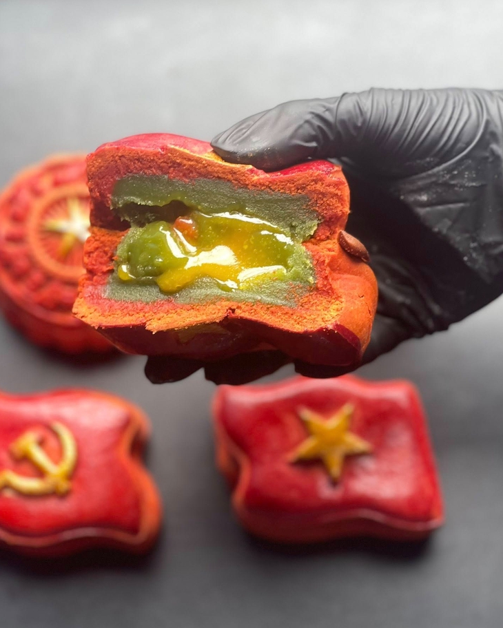 Bánh Trung thu 'cờ đỏ sao vàng' lan tỏa niềm tự hào dân tộc trên mạng xã hội- Ảnh 3.