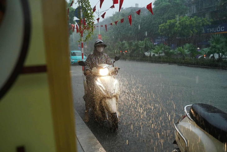 Những tuyến phố nào của Hà Nội tiếp tục ngập nặng trong sáng nay?- Ảnh 4. Những tuyến phố nào của Hà Nội tiếp tục ngập nặng trong sáng nay?- Ảnh 4.