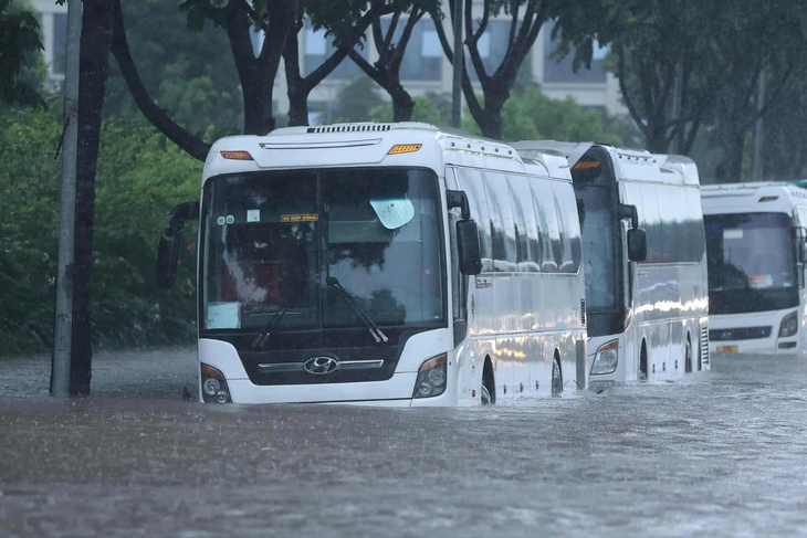 Những tuyến phố nào của Hà Nội tiếp tục ngập nặng trong sáng nay?- Ảnh 8. Những tuyến phố nào của Hà Nội tiếp tục ngập nặng trong sáng nay?- Ảnh 8.