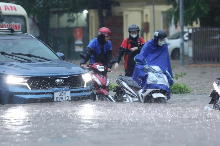 Nhiều tuyến phố Hà Nội vẫn chìm trong nước, cảnh báo ngập sâu ven sông do lũ đạt đỉnh- Ảnh 2.