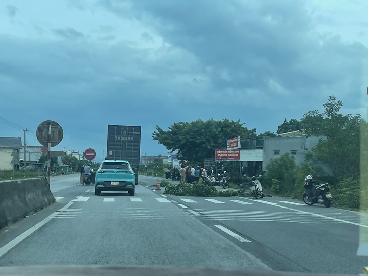 Hai mẹ con thương vong khi lưu thông trên QL 1A- Ảnh 1.