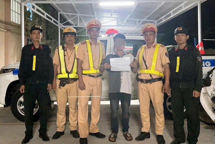 Kiểm tra nồng độ cồn, CSGT phát hiện thanh niên dương tính với ma túy- Ảnh 1. Kiểm tra nồng độ cồn, CSGT phát hiện thanh niên dương tính với ma túy- Ảnh 1.