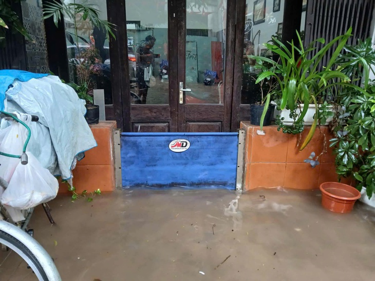 Mưa từ đêm tới sáng, người dân phải nghỉ làm, dọn dẹp nhà cửa vì ngập lụt- Ảnh 6. Mưa từ đêm tới sáng, người dân phải nghỉ làm, dọn dẹp nhà cửa vì ngập lụt- Ảnh 6.