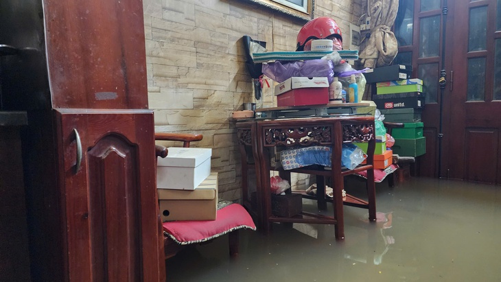 Mưa từ đêm tới sáng, người dân phải nghỉ làm, dọn dẹp nhà cửa vì ngập lụt- Ảnh 2. Mưa từ đêm tới sáng, người dân phải nghỉ làm, dọn dẹp nhà cửa vì ngập lụt- Ảnh 2.