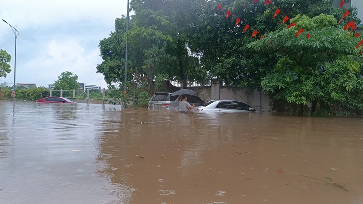Mưa lũ tiếp nối dài ngày, triển khai công tác hộ đê đảm bảo an toàn cho Hà Nội- Ảnh 2. Mưa lũ tiếp nối dài ngày, triển khai công tác hộ đê đảm bảo an toàn cho Hà Nội- Ảnh 2.