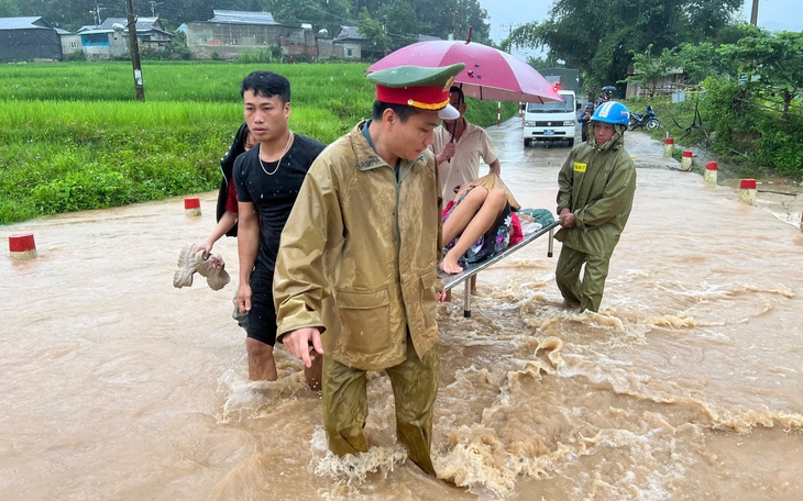 Công an xã biên giới Mường Chanh vượt mưa lũ đưa sản phụ đi sinh