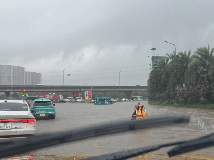 Nhiều tuyến phố Hà Nội ngập sâu trong mưa, xe không thể di chuyển- Ảnh 6.