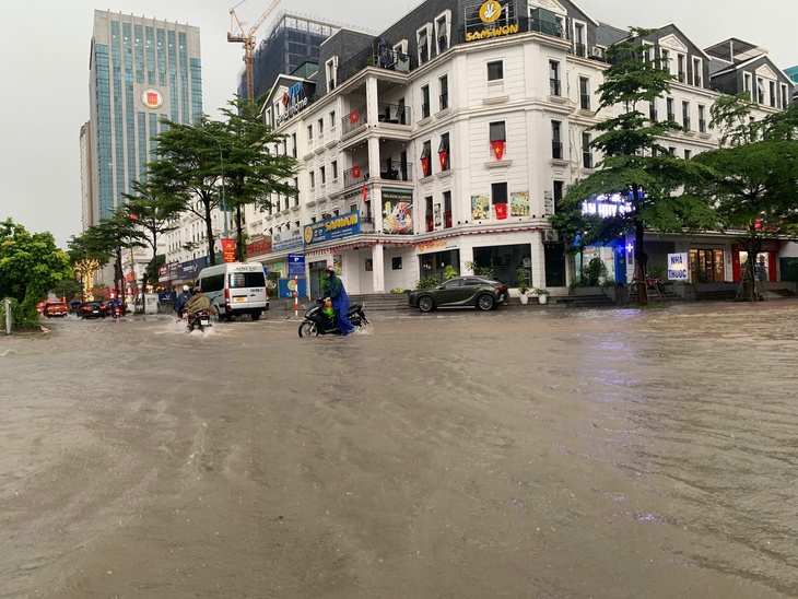 Nhiều tuyến phố Hà Nội ngập sâu trong mưa, xe không thể di chuyển- Ảnh 14.