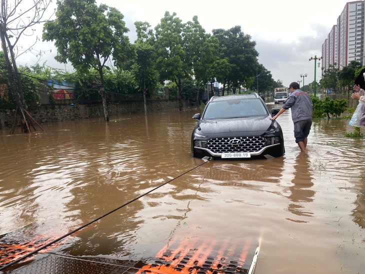 Mưa từ đêm tới sáng, người dân phải nghỉ làm, dọn dẹp nhà cửa vì ngập lụt- Ảnh 7. Mưa từ đêm tới sáng, người dân phải nghỉ làm, dọn dẹp nhà cửa vì ngập lụt- Ảnh 7.