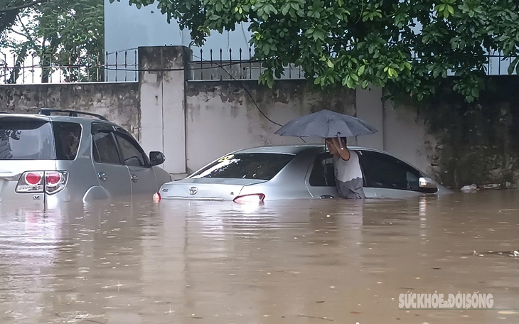 Nhiều tuyến đường ngập sâu, ô tô "ngâm mình" trong nước, chủ xe sốt ruột chờ trời tạnh
