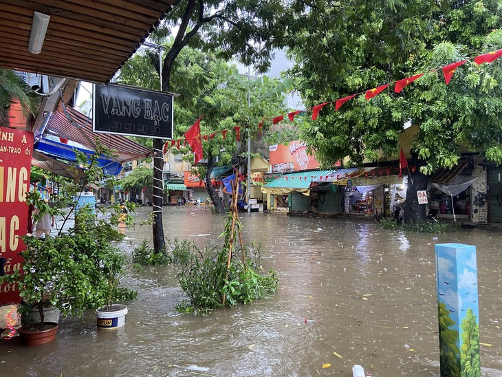 Nhiều tuyến phố Hà Nội ngập sâu trong mưa, xe không thể di chuyển- Ảnh 4.