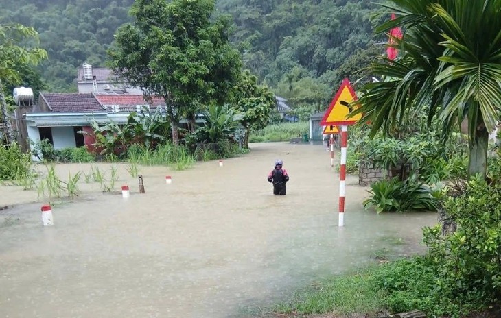 Nhiều tuyến giao thông huyết mạch tại phía Tây Thanh Hóa bị ngập lụt, sạt lở do bão số 5- Ảnh 4. Nhiều tuyến giao thông huyết mạch tại phía Tây Thanh Hóa bị ngập lụt, sạt lở do bão số 5- Ảnh 4.