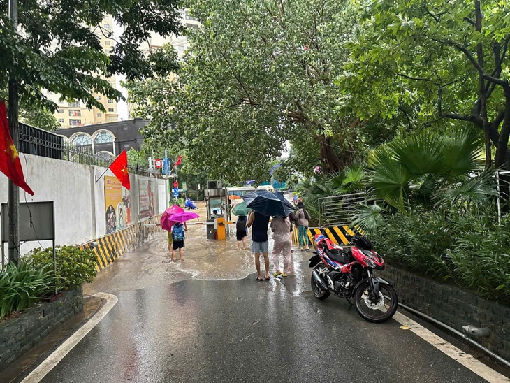 Hàng loạt trường học chuyển phương án dạy học vì hoàn lưu bão số 5- Ảnh 3. Hàng loạt trường học chuyển phương án dạy học vì hoàn lưu bão số 5- Ảnh 3.