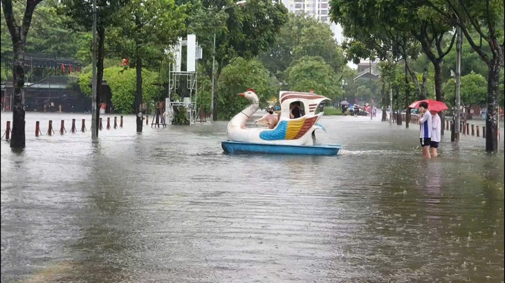 Hà Nội ngập sâu, người dân ra giữa đường đạp vịt, bắt cá- Ảnh 1.