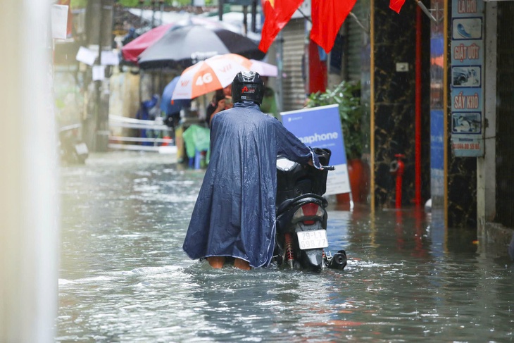 Mưa từ đêm tới sáng, người dân phải nghỉ làm, dọn dẹp nhà cửa vì ngập lụt- Ảnh 4. Mưa từ đêm tới sáng, người dân phải nghỉ làm, dọn dẹp nhà cửa vì ngập lụt- Ảnh 4.