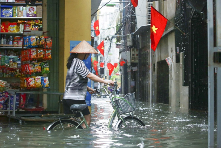 Mưa từ đêm tới sáng, người dân phải nghỉ làm, dọn dẹp nhà cửa vì ngập lụt- Ảnh 3. Mưa từ đêm tới sáng, người dân phải nghỉ làm, dọn dẹp nhà cửa vì ngập lụt- Ảnh 3.