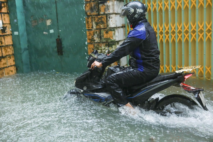 Mưa từ đêm tới sáng, người dân phải nghỉ làm, dọn dẹp nhà cửa vì ngập lụt- Ảnh 1. Mưa từ đêm tới sáng, người dân phải nghỉ làm, dọn dẹp nhà cửa vì ngập lụt- Ảnh 1.