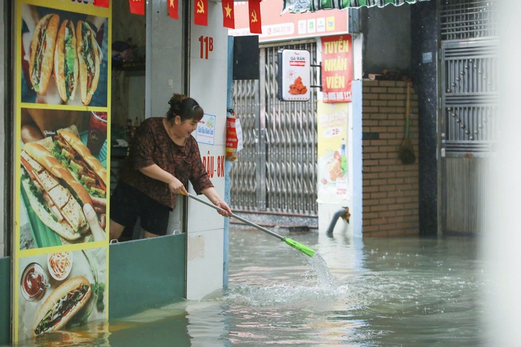 Mưa từ đêm tới sáng, người dân phải nghỉ làm, dọn dẹp nhà cửa vì ngập lụt- Ảnh 5. Mưa từ đêm tới sáng, người dân phải nghỉ làm, dọn dẹp nhà cửa vì ngập lụt- Ảnh 5.
