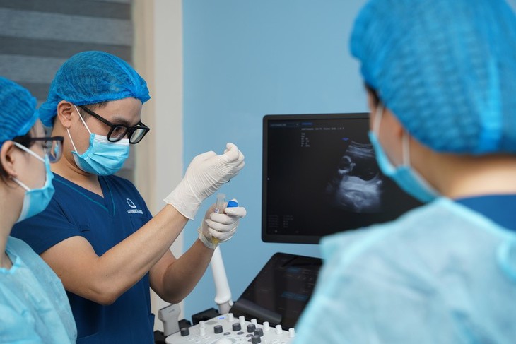Chọc ối: Chẩn đoán 'vàng' phát hiện sớm các bất thường di truyền ở thai nhi- Ảnh 3. Chọc ối: Chẩn đoán 'vàng' phát hiện sớm các bất thường di truyền ở thai nhi- Ảnh 3.