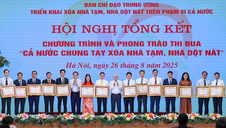 Agribank nhận Bằng khen của Thủ tướng Chính phủ cho các đóng góp trong chương trình 'Cả nước chung tay xóa nhà tạm, nhà dột nát'- Ảnh 2.