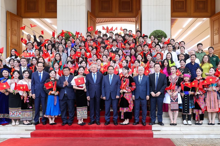 Agribank nhận Bằng khen của Thủ tướng Chính phủ cho các đóng góp trong chương trình 'Cả nước chung tay xóa nhà tạm, nhà dột nát'- Ảnh 3.
