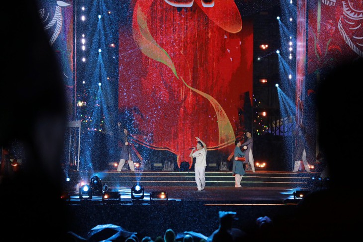 Khoảnh khắc dưới cơn mưa của Dương Hoàng Yến, Anh Tú trong concert quốc gia- Ảnh 4. Khoảnh khắc dưới cơn mưa của Dương Hoàng Yến, Anh Tú trong concert quốc gia- Ảnh 4.