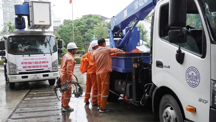 Xuyên đêm khôi phục điện cho người dân ở Nghệ An sau bão số 5- Ảnh 7.