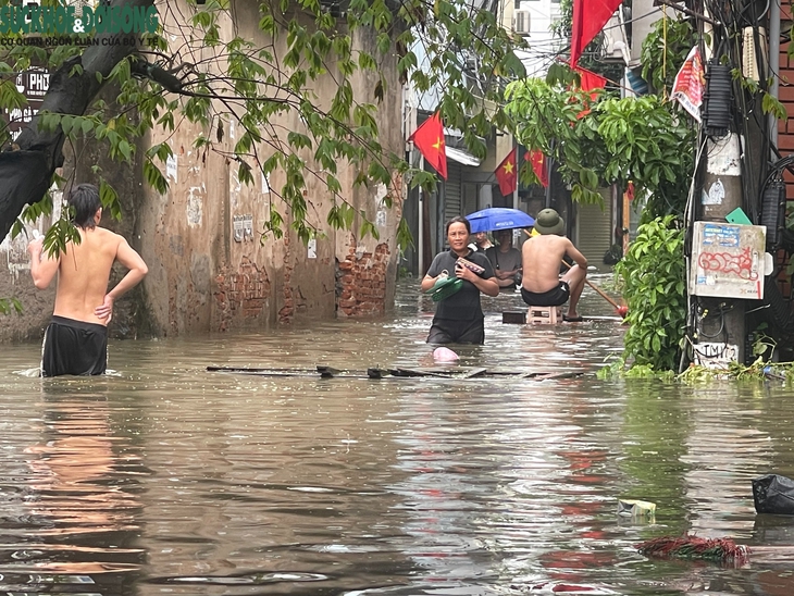 Phố Cầu Cốc, Hà Nội ngập sâu, người dân chèo thuyền để sơ tán- Ảnh 3.