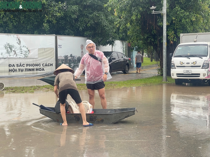 Phố Cầu Cốc, Hà Nội ngập sâu, người dân chèo thuyền để sơ tán- Ảnh 5.