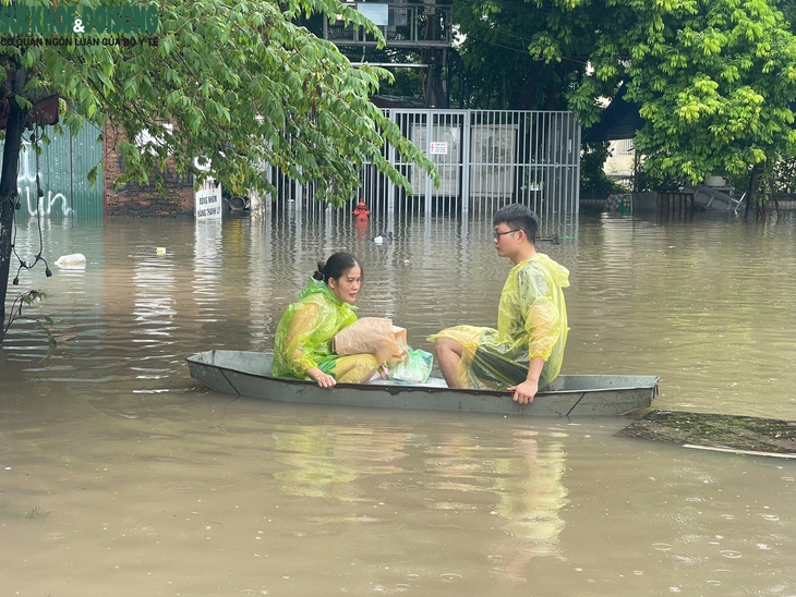 Phố Cầu Cốc, Hà Nội ngập sâu, người dân chèo thuyền để sơ tán- Ảnh 6.